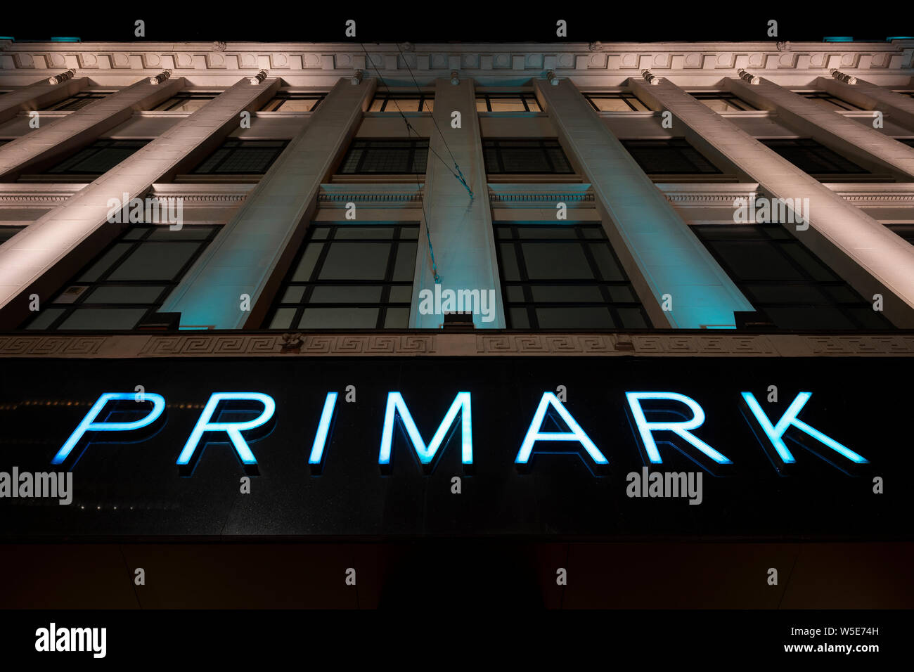 Die Beschilderung der High Street Einzelhändler Primark, Piccadilly, Manchester, Großbritannien. (Nur redaktionelle Nutzung). Stockfoto