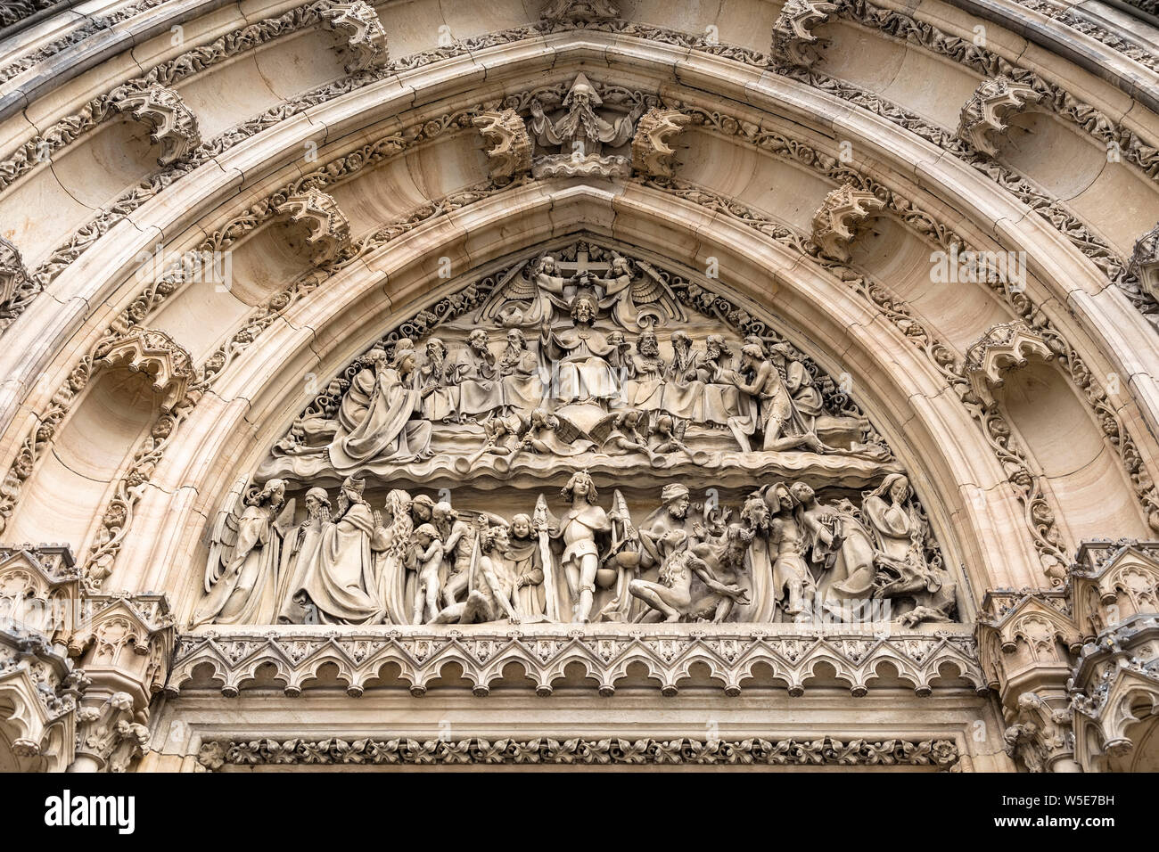 Bas-Relief in Stein über dem Eingang in der katholischen Kathedrale von St. Peter und Paul in Visegrad geschnitzt. Prag. Der Tschechischen Republik Stockfoto