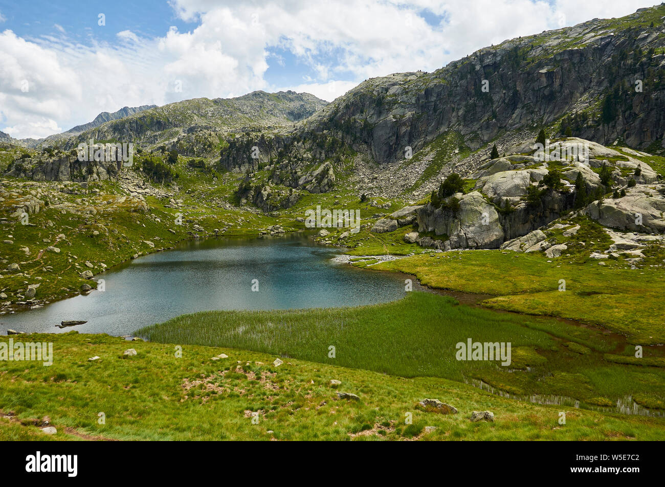 Estanh des Gargolhes de Baish See bei Aigüestortes i Estany de Sant Maurici Nationalpark (Aran Tal, Lleida, Pyrenäen, Katalonien, Spanien) Stockfoto
