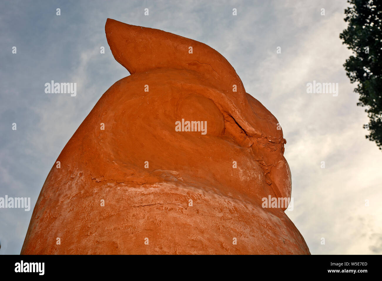 Skulptur von einem Vogel Leiter bezeichnet die Eule. Die Skulptur ist in den offenen Raum. Stockfoto