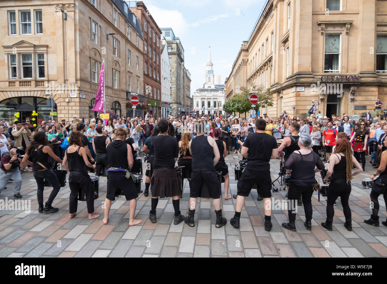 Glasgow, Schottland, Großbritannien. 28. Juli 2019. Musiker aus der Band Sven aus Edinburgh während der Merchant City Festival. Feiert es im dritten Jahr, das encontro Street Band Festival ist eine Koproduktion zwischen Oi Musica und SambaYaBamba und umfasst alle Arten von street Drumming, Karneval Messing, New Orleans Marching Band, Afro-brasilianische Percussion, gerade nach oben, Samba und vieles mehr. Credit: Skully/Alamy leben Nachrichten Stockfoto