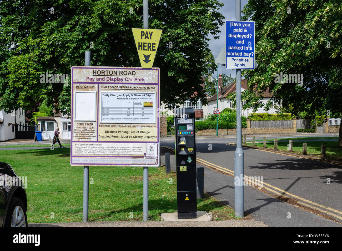 Zahlen und Fahrkartenautomaten in der gebührenpflichtige Parkplatz Anzeige auf Horton Straße im Dorf Datchet in Berkshire, Großbritannien Stockfoto