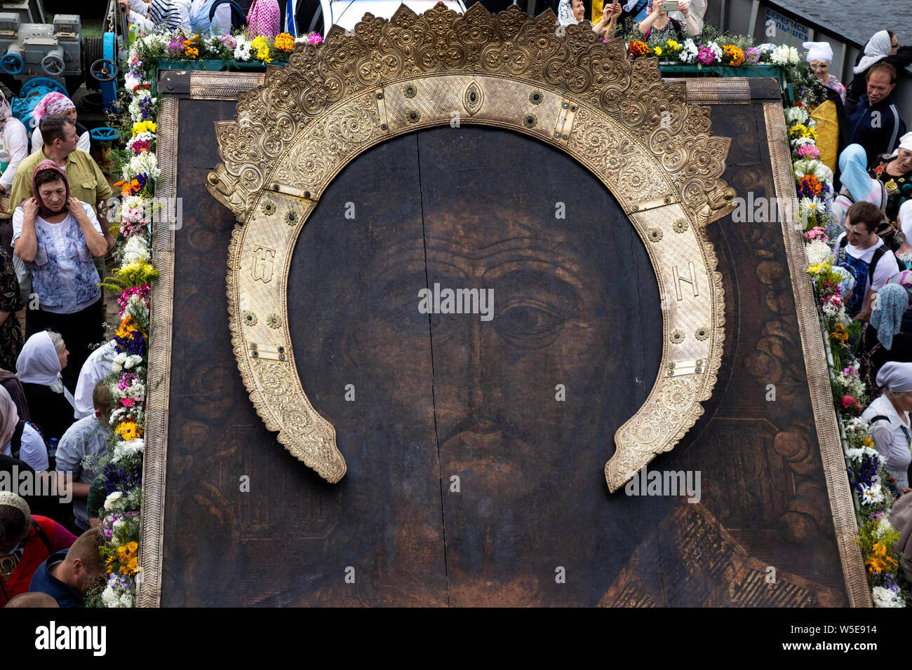 Tutaev Stadt, Region Jaroslawl, Russland. Am 28. Juli 2019 die Teilnehmer an der großen Prozession mit dem Symbol des barmherzigen Erlöser in Tutaev Stadt (ehemals "Romanov-Borisoglebsk), Jaroslawl Region, Russ Stockfoto