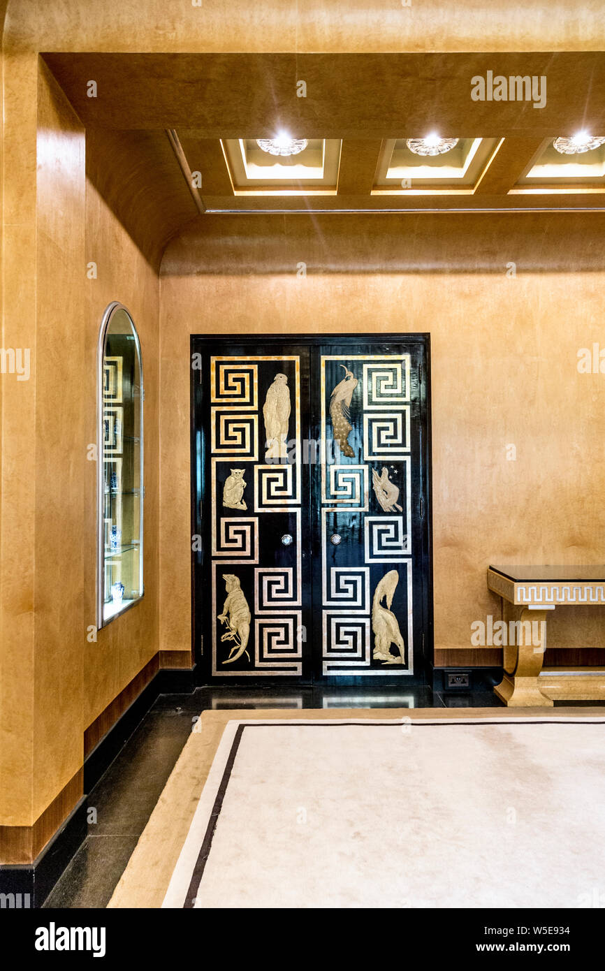 Beigefarbene Wände und schwarz lackierte Tür mit griechischen Taste Pattern, Detail der Art deco Esszimmer in Eltham Palace, Eltham, Großbritannien Stockfoto