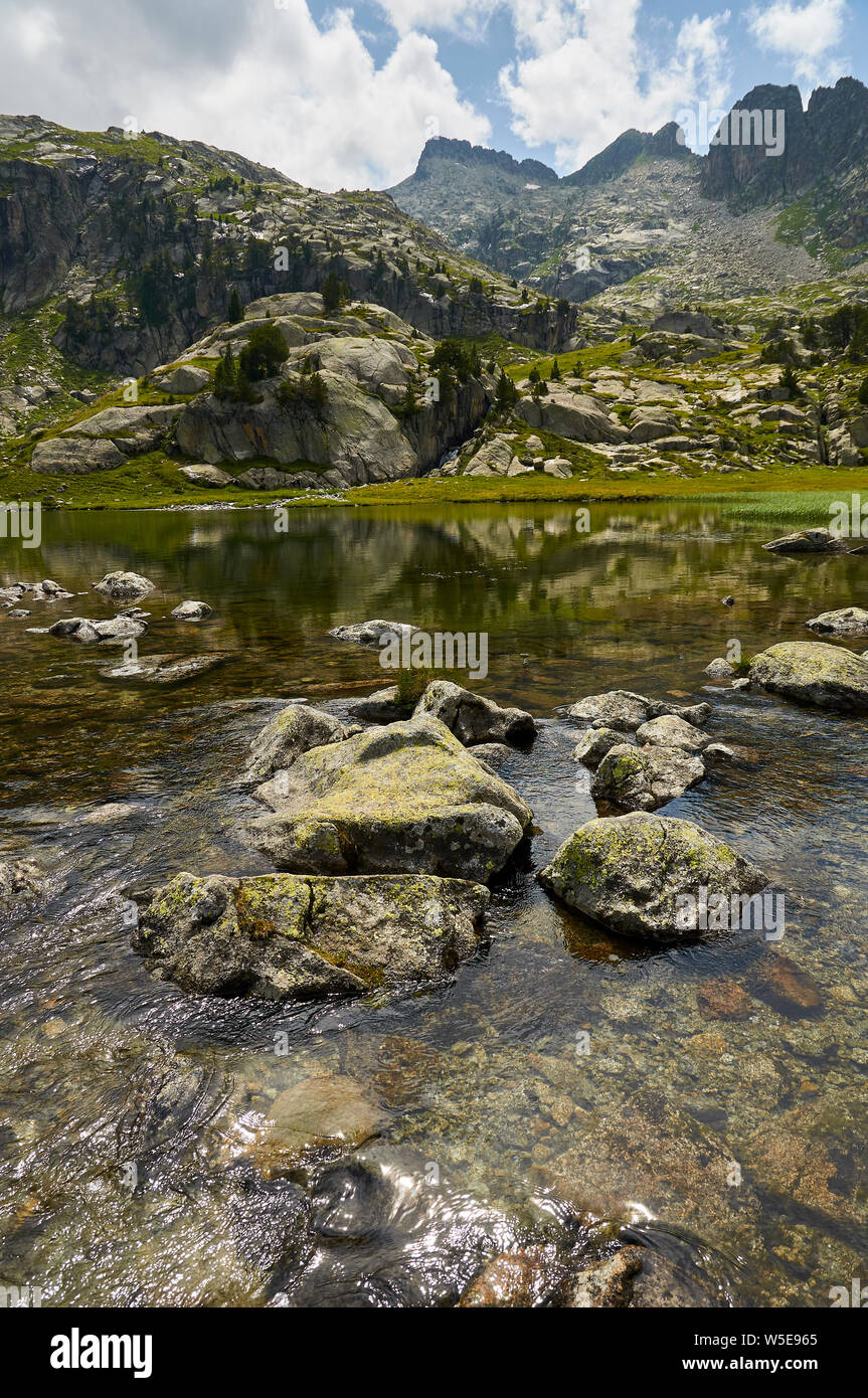 Estanh des Gargolhes de Baish See bei Aigüestortes i Estany de Sant Maurici Nationalpark (Aran Tal, Lleida, Pyrenäen, Katalonien, Spanien) Stockfoto