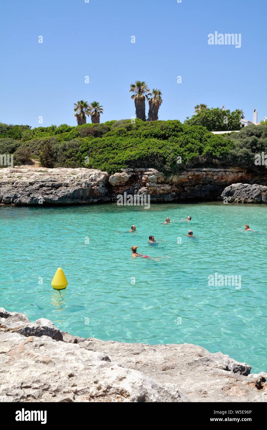 Der Strand und die Bucht von Sa Caleta an einem heissen Sommertag, Ciutadella Menorca Balearen Spanien Europa Stockfoto