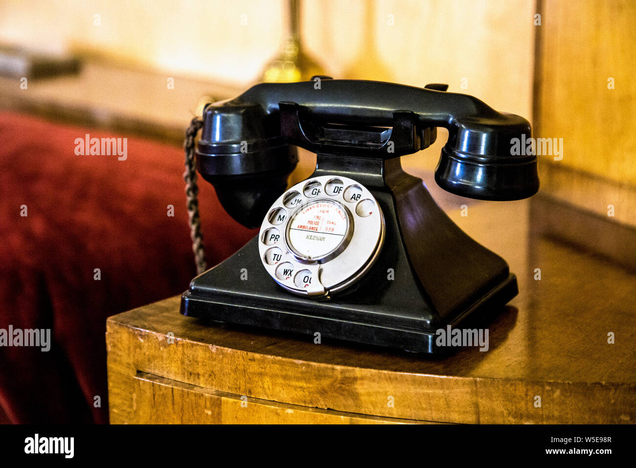 Altmodische Drehschalter Telefon mit Buchstaben aus den 1920er Jahren in Eltham Palace, Eltham, Großbritannien Stockfoto