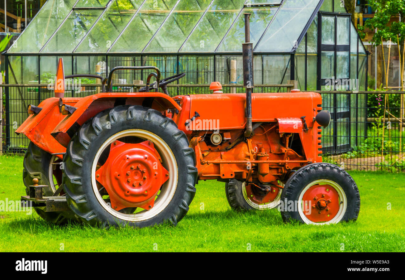 Nahaufnahme von einem roten Traktor an der Scheune, Agrar- und Baumaschinen, Landmaschinen. Stockfoto