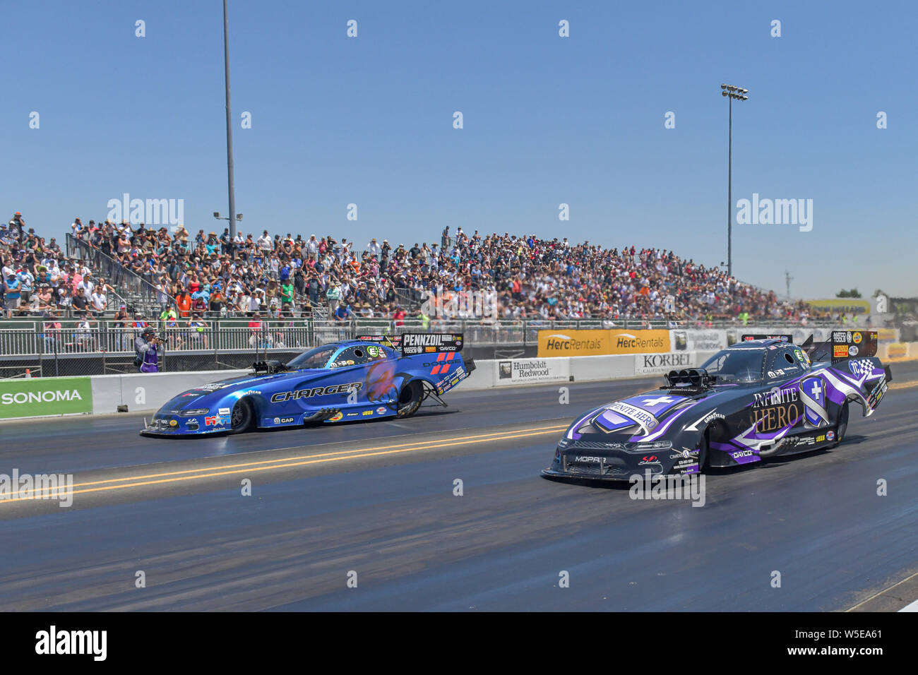 Sonoma, Kalifornien, USA. 28. Juli 2019. Matt Hagan (rechte Spur) und Jack Beckman (linke Spur) Rennen in der zweiten Runde der Elimination während der Nhra Sonoma Staatsangehörigen an der Sonoma Raceway in Sonoma, Kalifornien. Chris Brown/CSM/Alamy leben Nachrichten Stockfoto