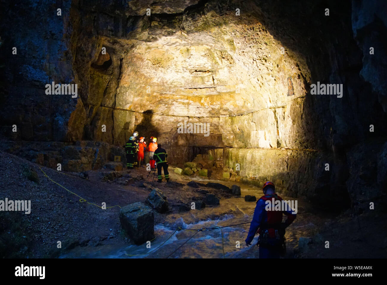 Grabenstetten, Deutschland. 28. Juli 2019. Die Bergrettung Kräfte und Feuerwehrmänner sind an der Falkensteiner Höhle. In der Falkensteiner Höhle in Baden-Württemberg wurden zwei Menschen von steigenden Wassermassen überrascht und waren damit gefangen. Credit: Krytzner/SDMG/dpa/Alamy leben Nachrichten Stockfoto