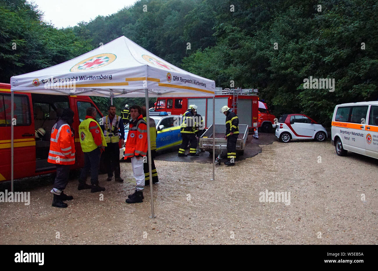 Grabenstetten, Deutschland. 28. Juli 2019. Die Bergrettung Kräfte und Feuerwehrmänner sind an der Falkensteiner Höhle. In der Falkensteiner Höhle in Baden-Württemberg wurden zwei Menschen von steigenden Wassermassen überrascht und waren damit gefangen. Credit: Krytzner/SDMG/dpa/Alamy leben Nachrichten Stockfoto