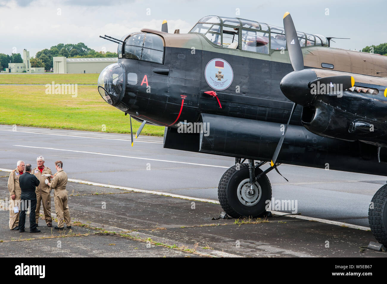 Canadian Warplane Heritage Museum Avro Lancaster FM 213, in Biggin Hill, Kent. CWH Dave Rohrer und Don Schofield mit RAF BBMF Crew Stockfoto