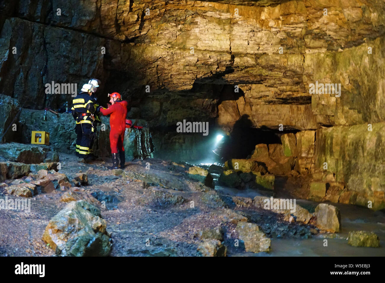 Grabenstetten, Deutschland. 28. Juli 2019. Die Bergrettung Kräfte und Feuerwehrmänner sind an der Falkensteiner Höhle. In der Falkensteiner Höhle in Baden-Württemberg wurden zwei Menschen von steigenden Wassermassen überrascht und waren damit gefangen. Credit: Krytzner/SDMG/dpa/Alamy leben Nachrichten Stockfoto