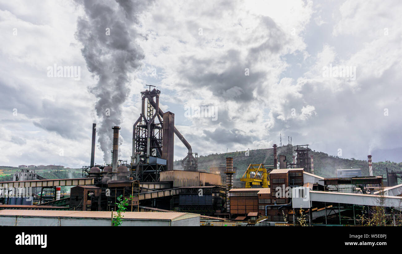 KARDEMIR, Türkei - 15. JULI 2019: Panoramablick auf Kardemir Karabuk Eisen und Stahl Werk. Die Kohle Turm auf Koks und metallurgischen Werk. Karabuk, Stockfoto