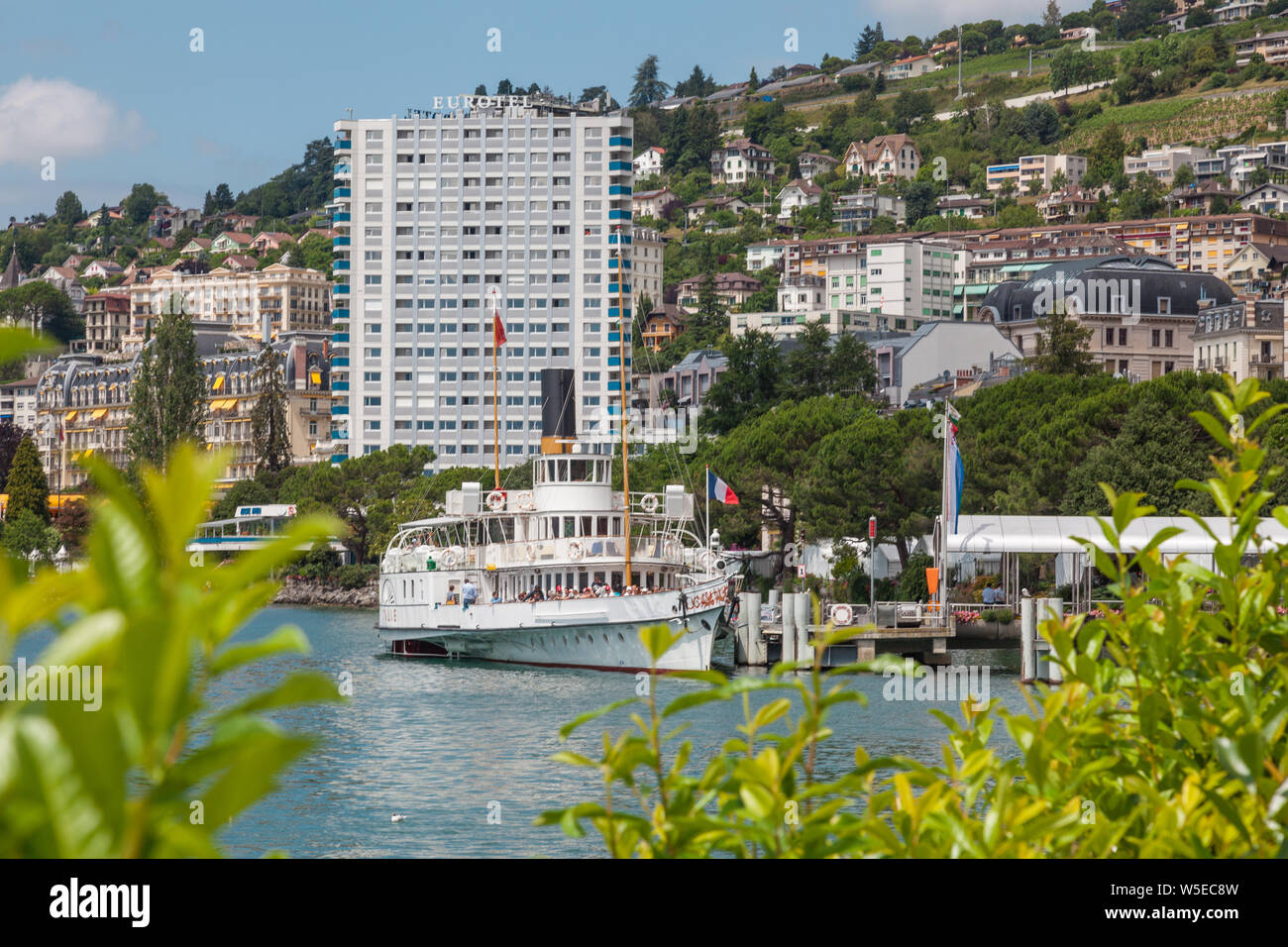 Belle Epoque restaurierten alten Tretboot namens Italie am Pier in Montreux, Genfersee (Lac Leman), Waadt, Schweiz mit Eurotel Gebäude Stockfoto