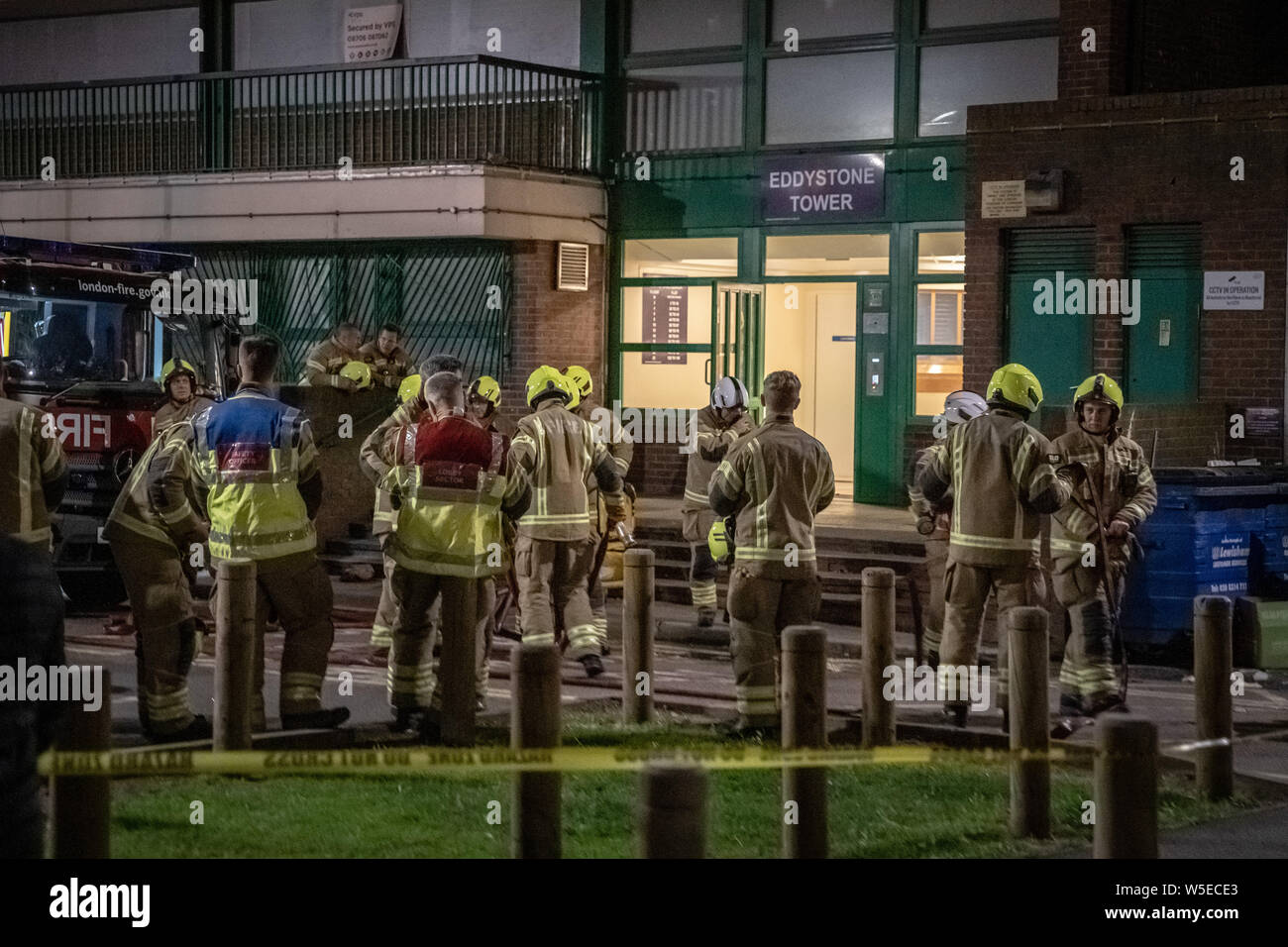 London, Großbritannien. 28. Juli 2019. Acht Löschfahrzeuge und Rund 60 Feuerwehrleute aus London Feuer Brücke gegen eine "kleine" Hochhaus blaze, die um 8:40 Uhr auf dem 8. Stock in den Müll rutsche Bereich Eddystone Turm, ein 22-stöckiges Hochhaus, Teil von Deptford's Pepys Immobilien in South East London. Eine Anzahl von Bewohnern hatte das Gebäude vor feuerwehrmänner am Tatort eintraf, Links, mit anderen verbleibenden "sicher in ihren Wohnungen". Credit: Guy Corbishley/Alamy leben Nachrichten Stockfoto