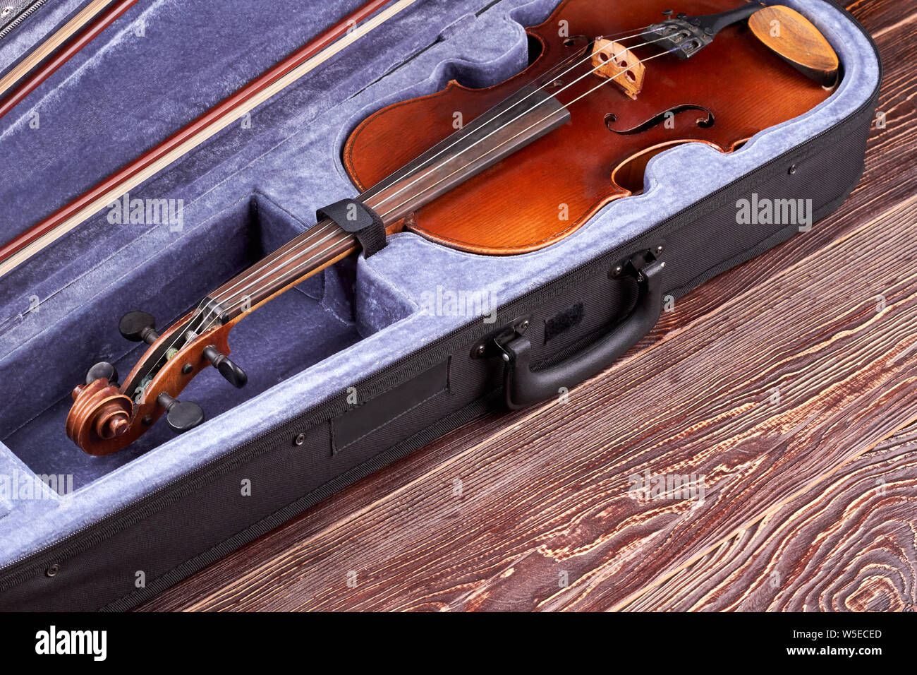Vintage Violine in Samtkoffer. Stockfoto