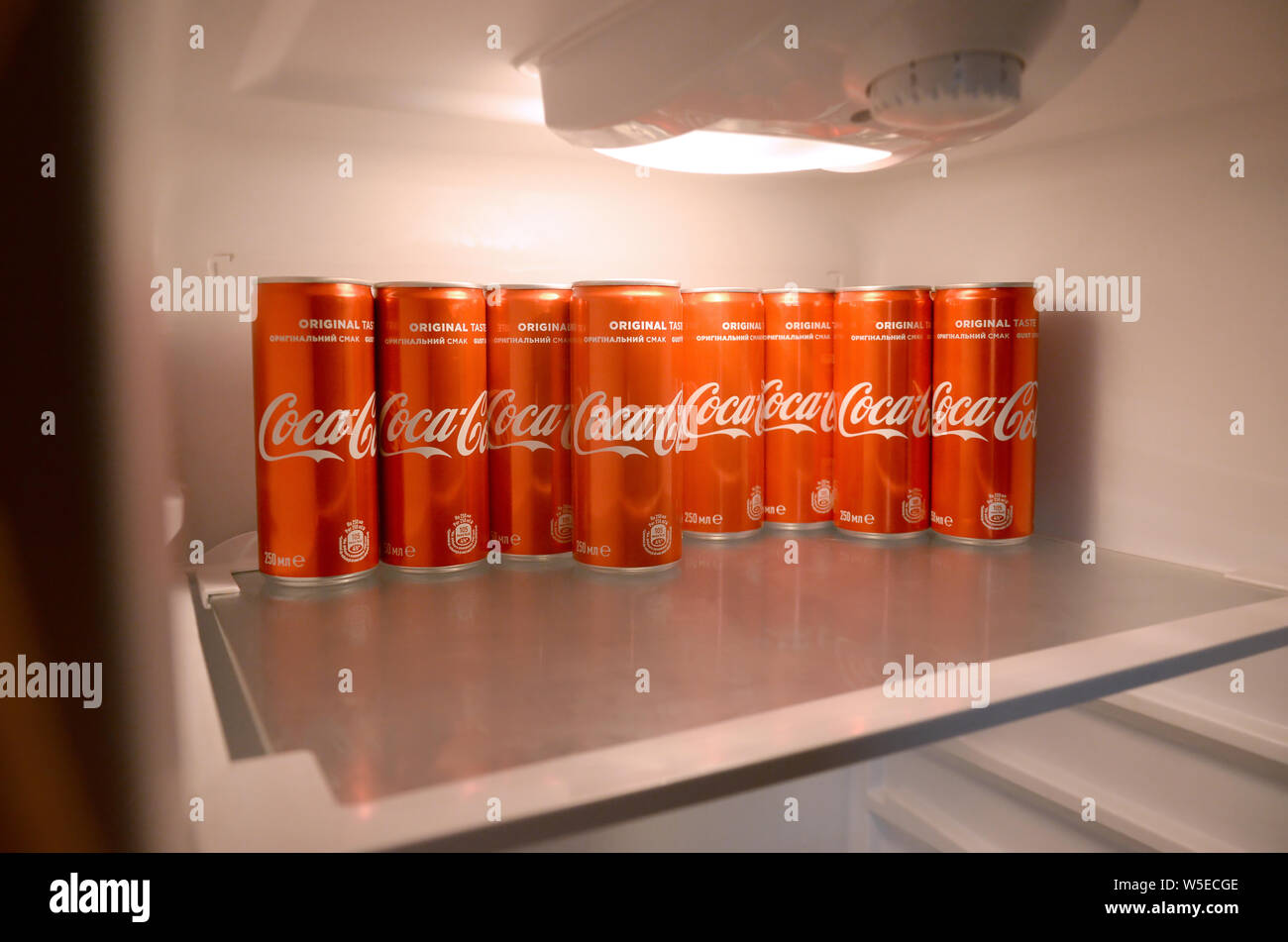 Charkow, Ukraine - 15. JULI 2019: Coca-cola rot Getränkedosen in inländischen cooler Kühlschrank. Coca Cola ist bekannt und weltberühmten Kohlensäure soda nicht Stockfoto