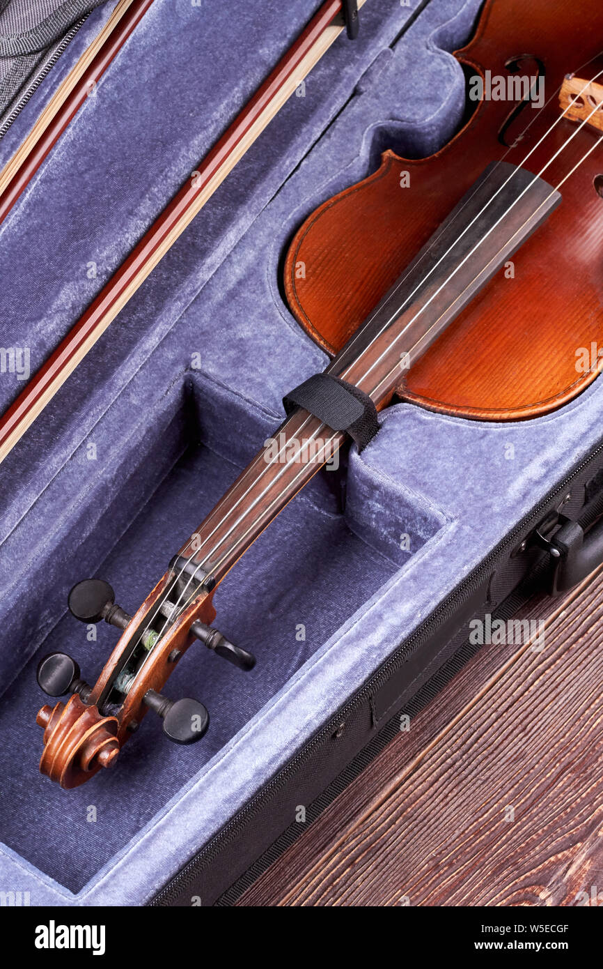 Violine in geöffnetem Samtkoffer. Stockfoto