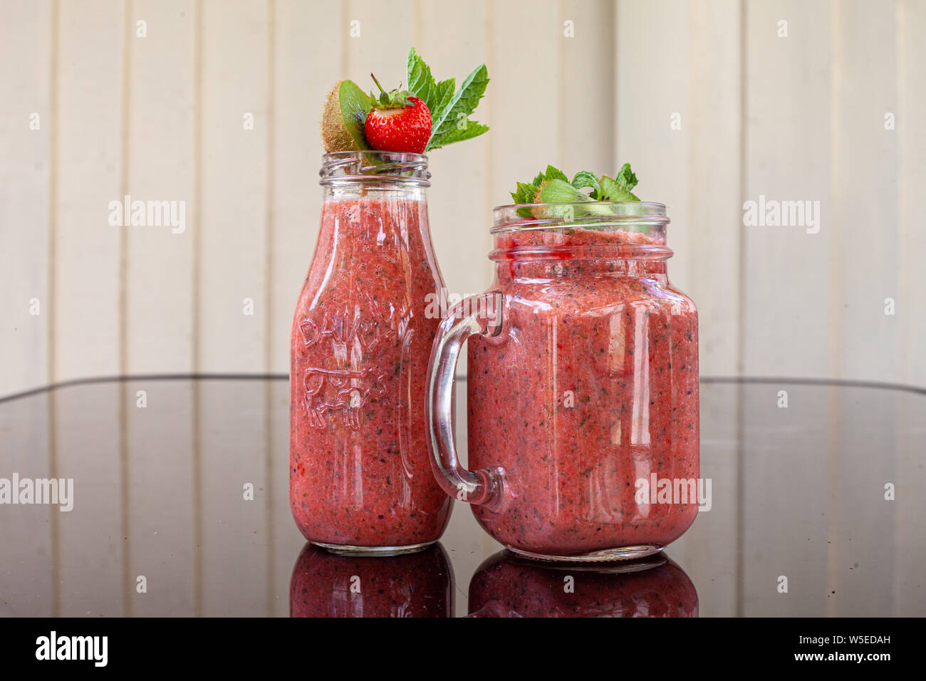 Erdbeeren, Kiwi und Minze smoothie Blick diagonal Stockfoto