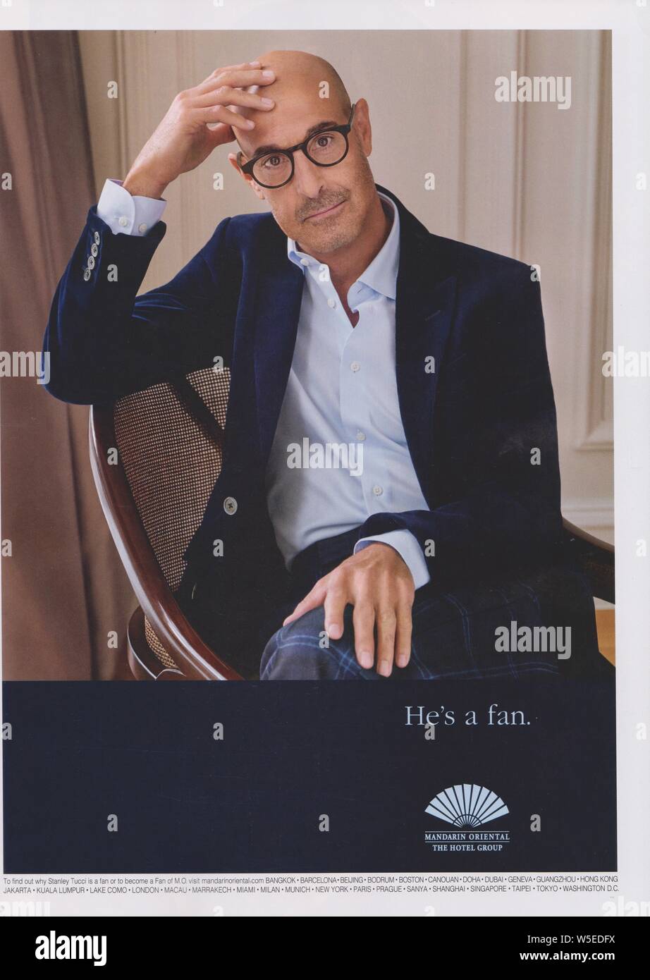 Plakat für das Mandarin Oriental Hotel in einem Magazin aus dem Jahr 2019. Er ist ein Fan-Werbespot mit Stanley Tucci, Werbung, kreative Werbekampagne der 2010er Jahre Stockfoto