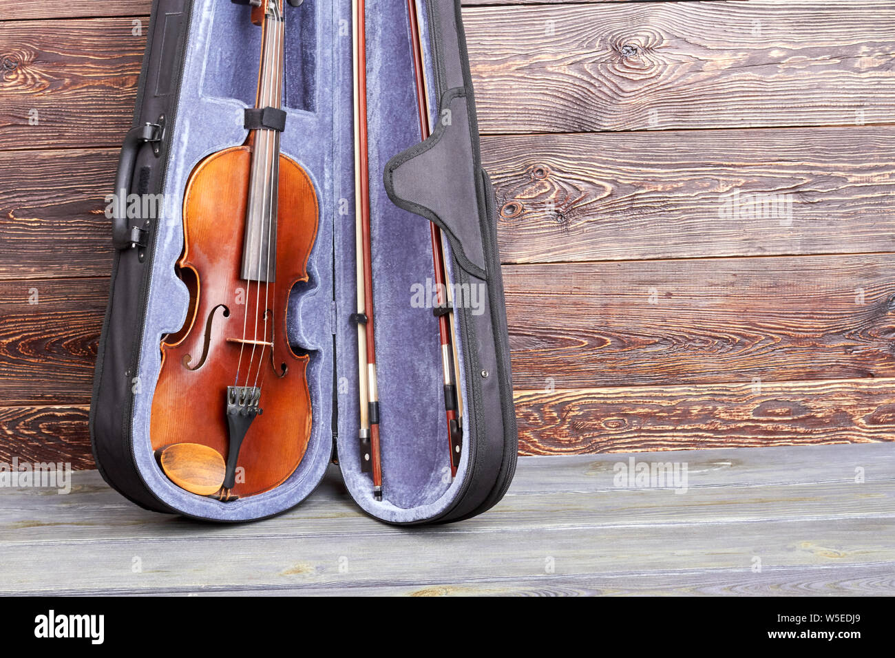 Violine im Gehäuse und Kopierraum. Stockfoto