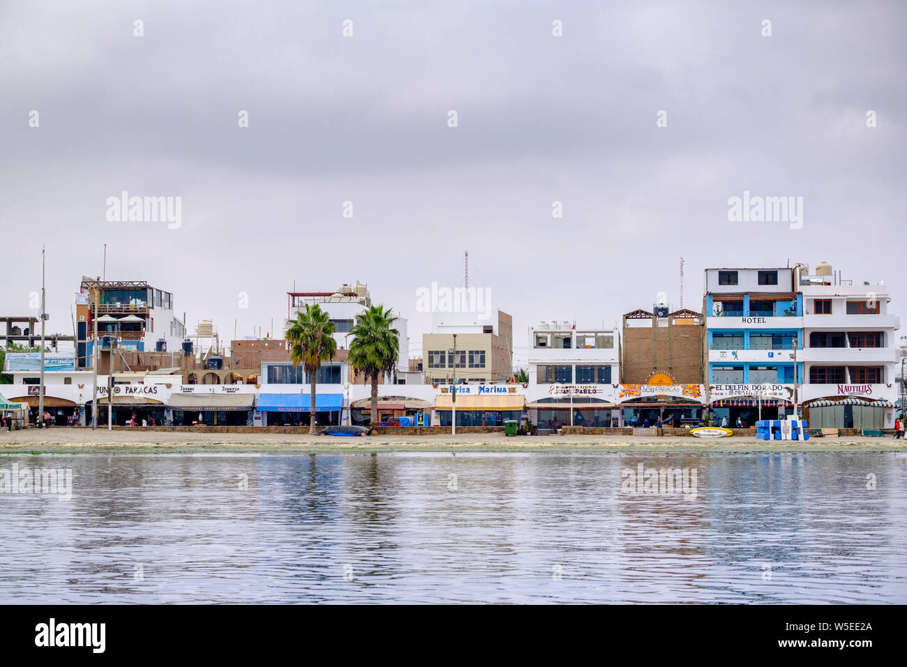 Tagsüber Aussicht auf die Stadt von Paracas Skyline mit kommerziellen Gebäuden, ICA-region, Pazifikküste von Peru Stockfoto