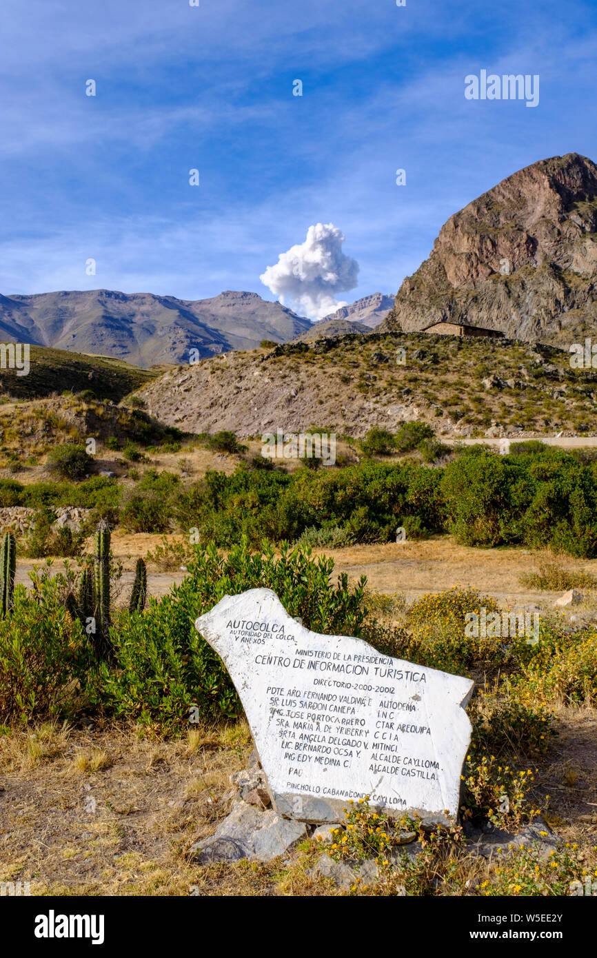 Federn, eruptionssäule von Sabancaya, einem aktiven Vulkan in der peruanischen Altiplano, Colca Canyon, Peru Stockfoto
