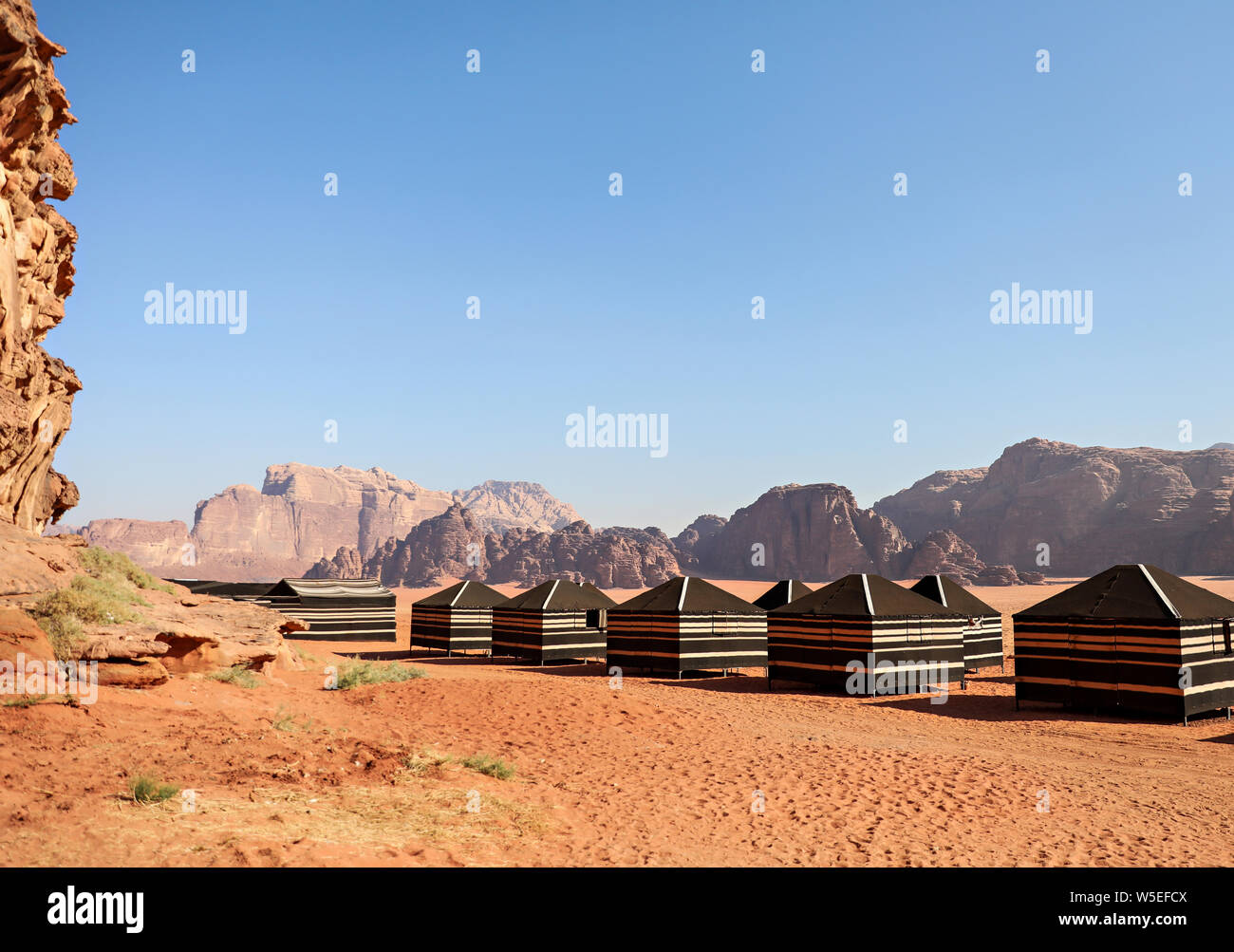 Traditionelle Ziegenhaar Beduinenzelte in einem Camp in Wadi Rum, Jordanien. Stockfoto