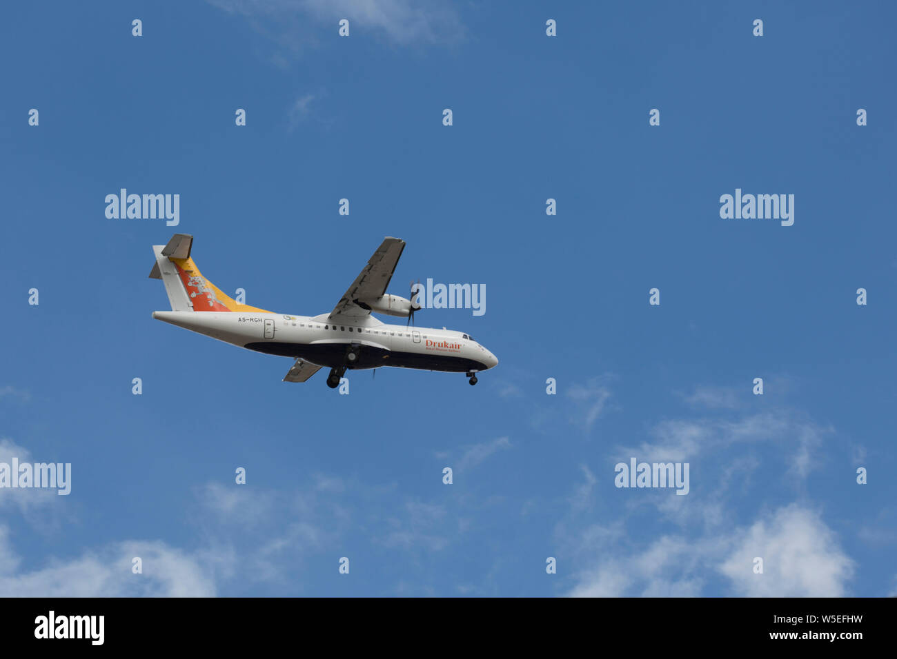 Drukair Flugzeug über Flughafen Paro, Bhutan Stockfoto