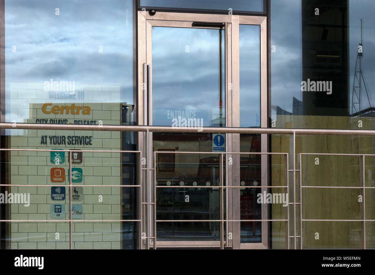 Modernes Glas Shop front Centra Store mit Büros und Mitarbeiter in Belfast City Quays am Hafen Immobilien in Belfast. Stockfoto