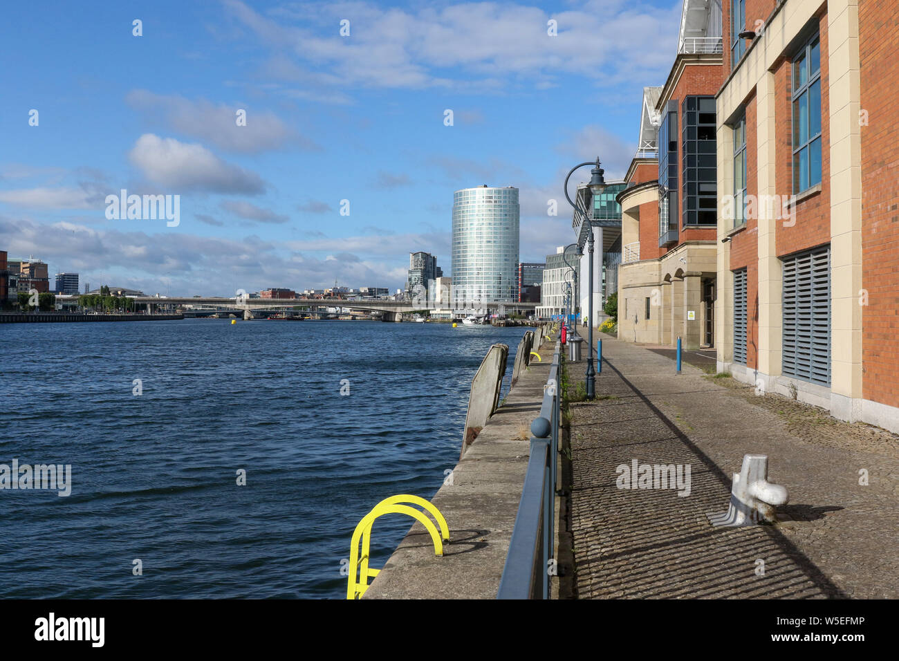 Belfast Hafen an einem Sommermorgen, mit City Quays Büros auf der rechten und der Obel Turm darüber hinaus. Stockfoto