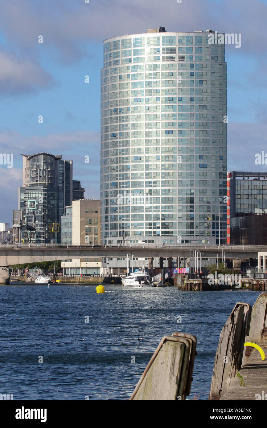 Einen sonnigen Sommermorgen in Belfast City Quays Belfast Hafen, mit Sonnenlicht reflektieren einer modernen Glasfassade Hochhaus Gebäude Obel. Stockfoto