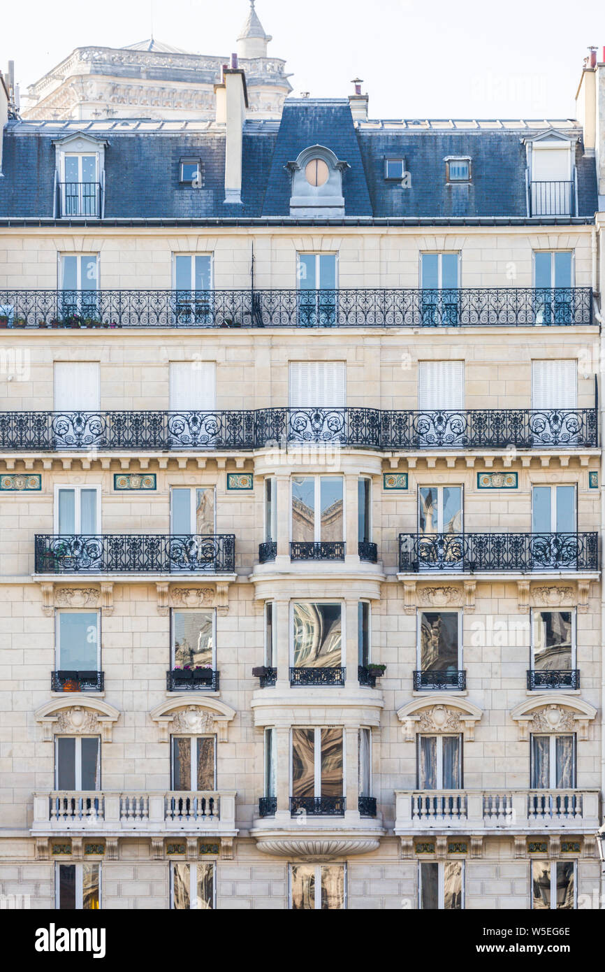 Haussmann Apartment Gebäude in Paris. Stockfoto