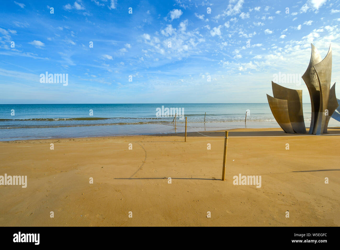 Die WW 2 amerikanischen Landung Omaha Beach denkmal Les Braves Denkmal auf einer glatten Sandstrand bei Colleville-sur-Mer in der Normandie, Frankreich Stockfoto
