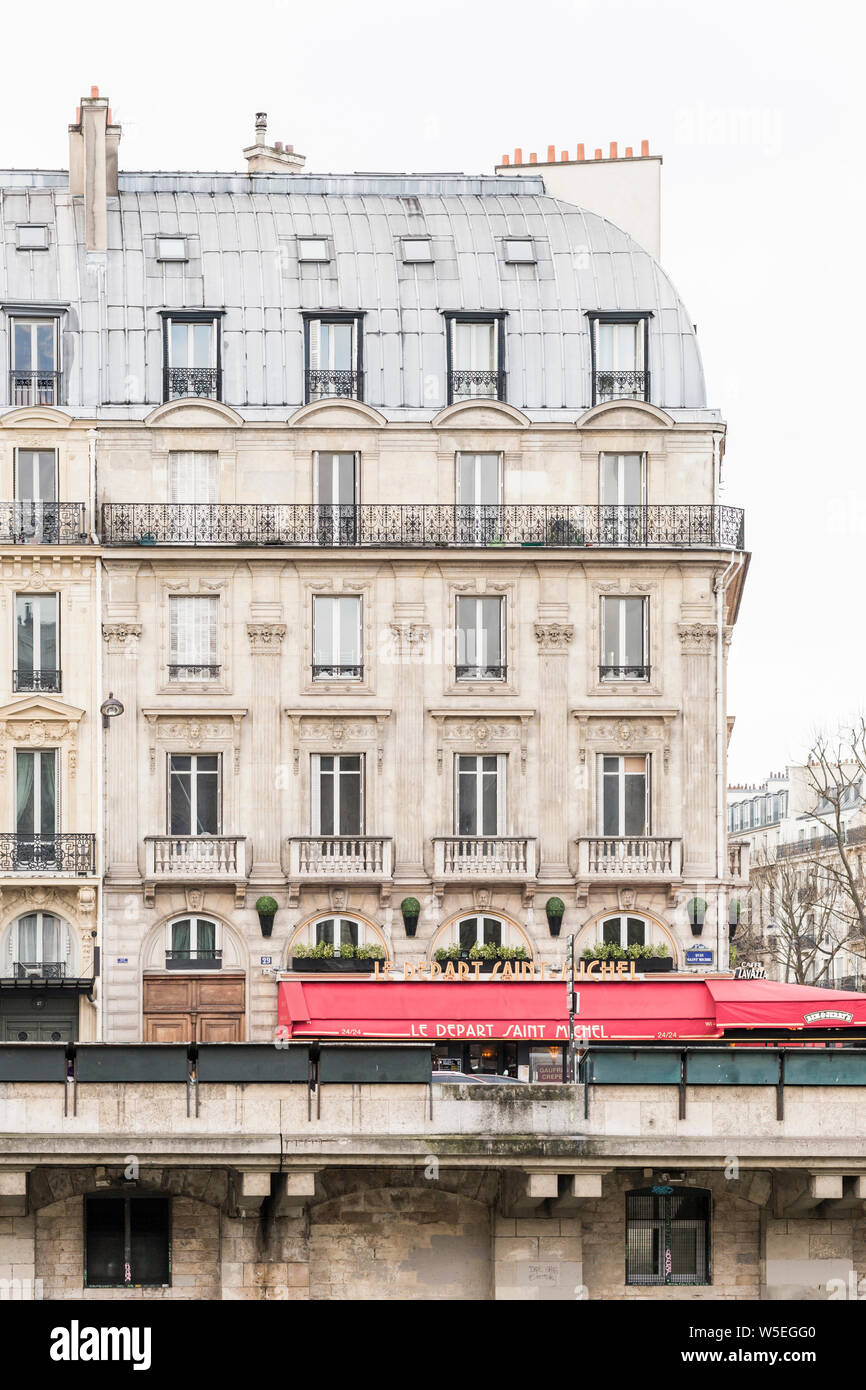 Apartment Gebäude und Cafe am Saint Michel aus Ile de la Cite, Paris, Frankreich Stockfoto
