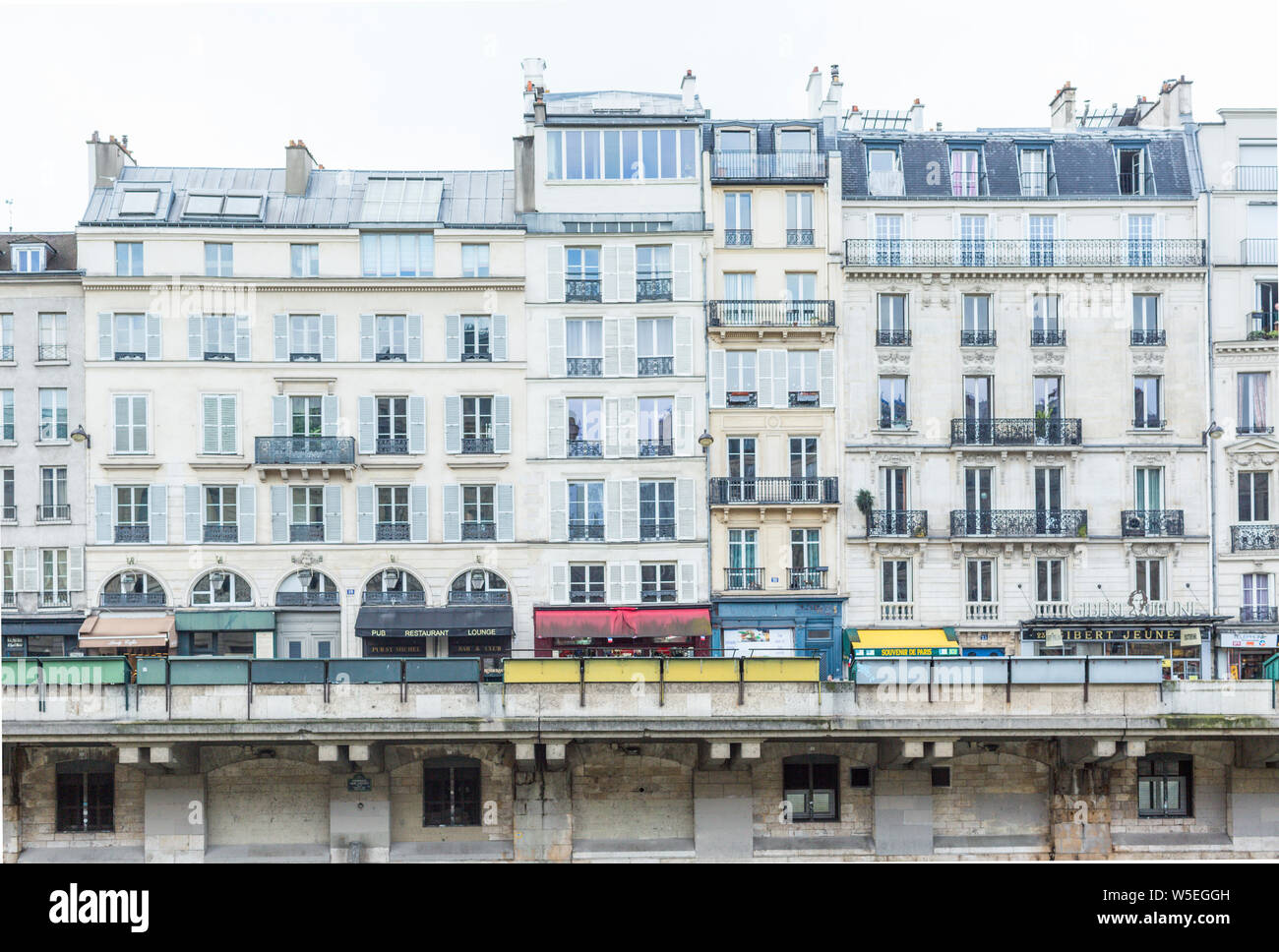 Apartment Gebäuden, Geschäften und Cafe am Saint Michel aus Ile de la Cite, Paris, Frankreich Stockfoto