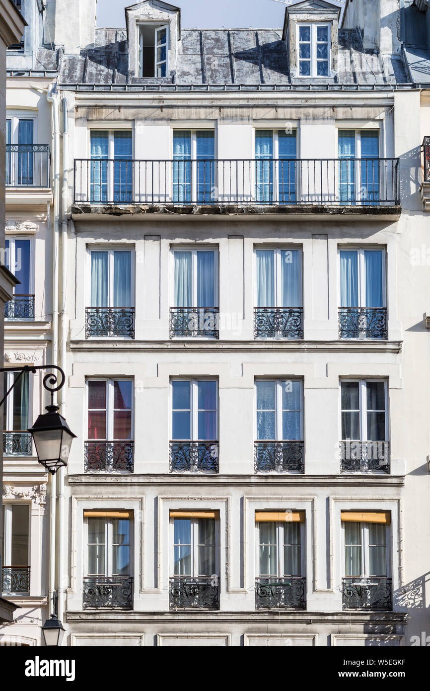 Haussmann Apartment Gebäude in der 7. Arrondissement von Paris. Frankreich Stockfoto