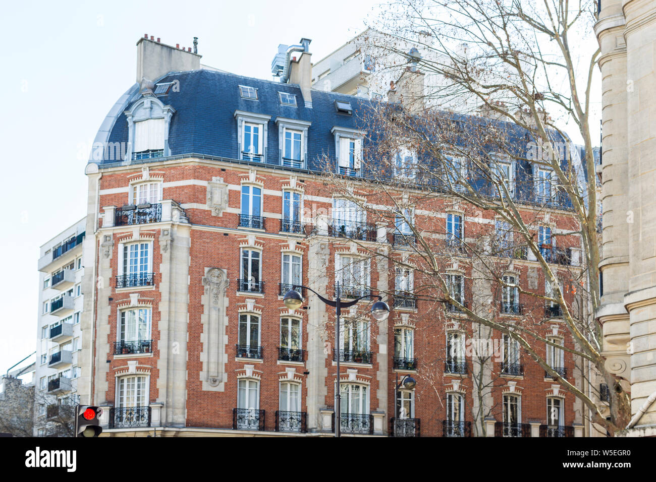 Haussmann Gebäude mit dekorativen Ziegelfassade, Paris, Frankreich Stockfoto