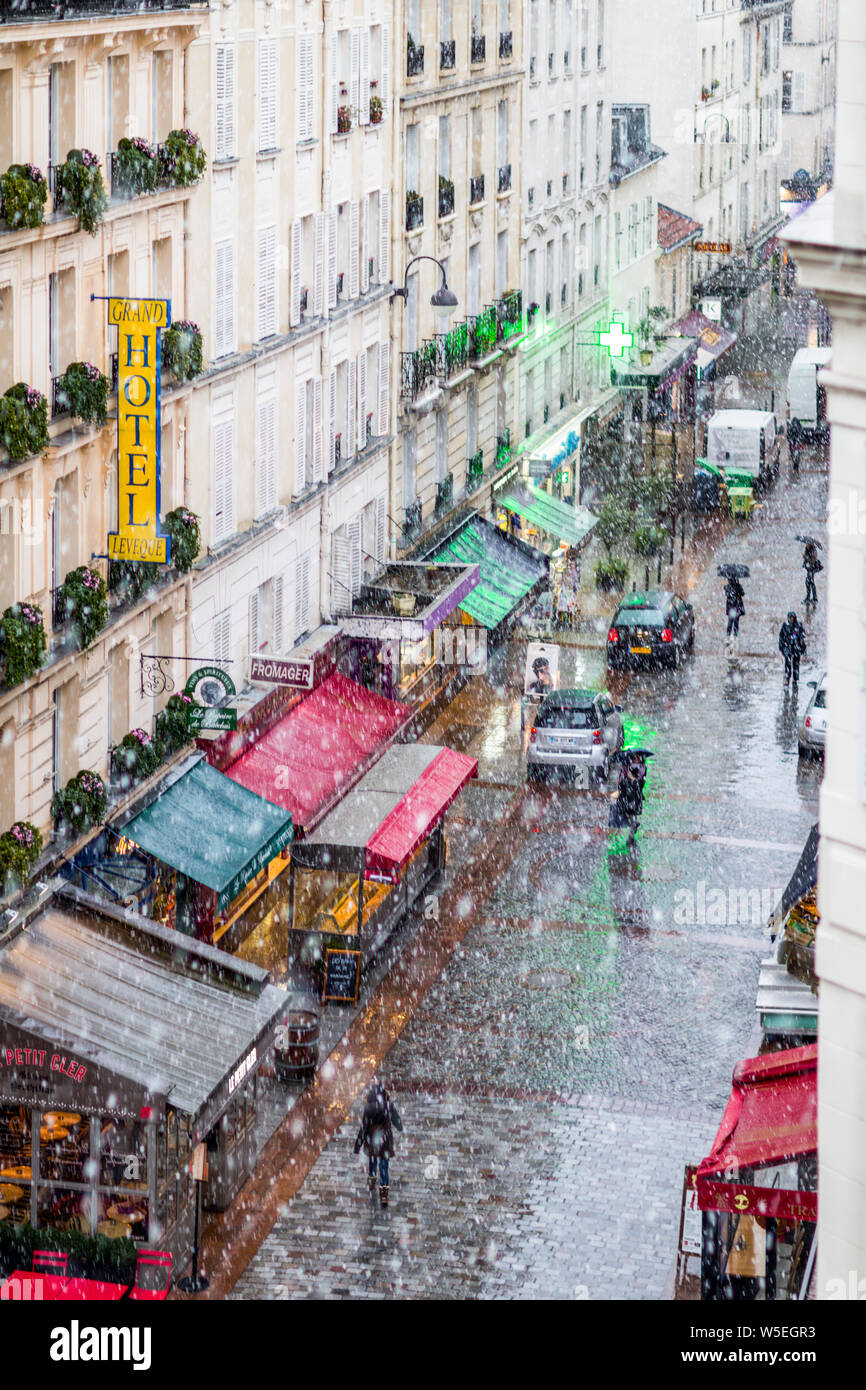 Hohen Winkel auf die Rue Cler, schneit, Paris, Frankreich Stockfoto