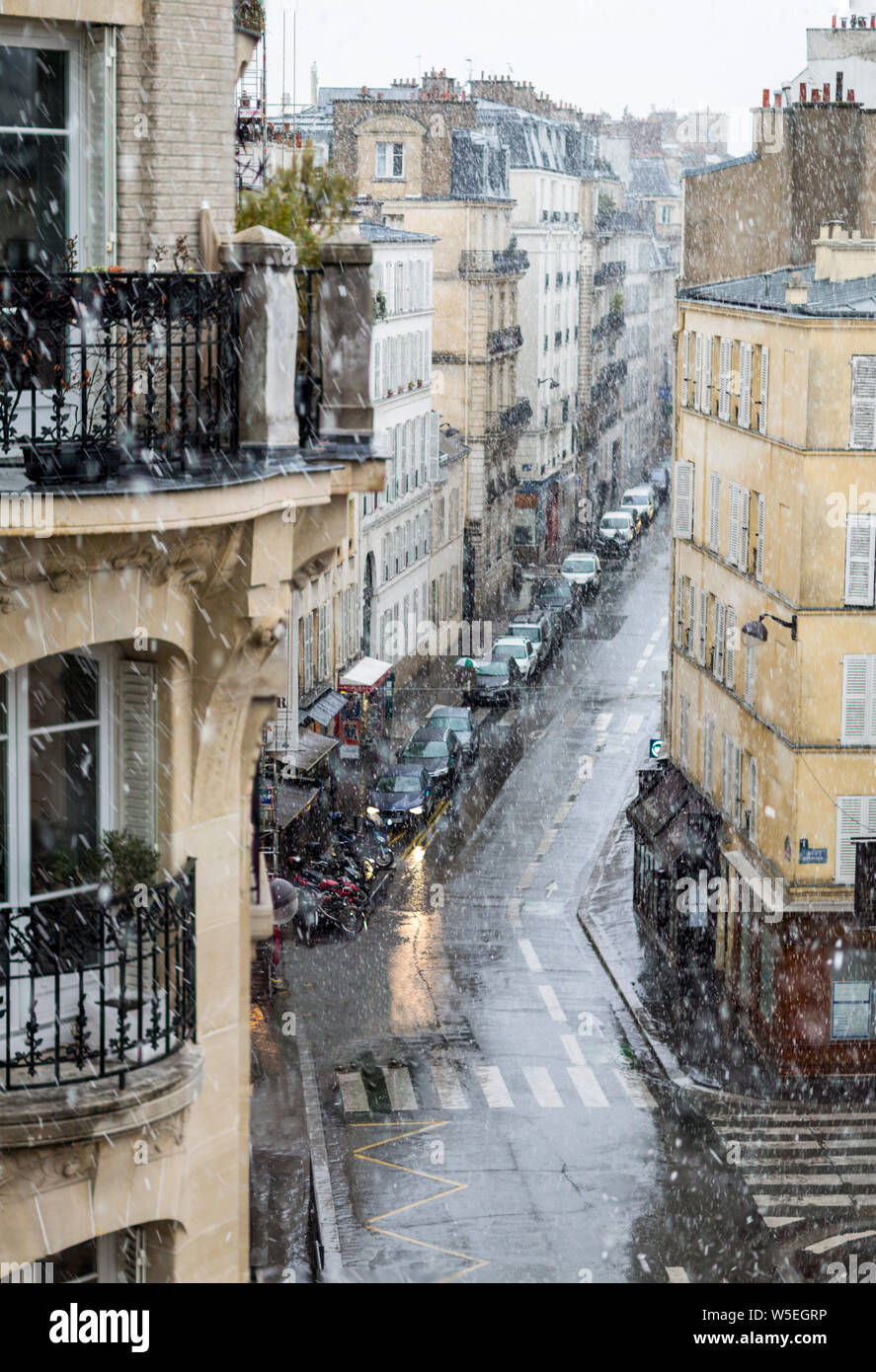 Schneit in der Rue de Grenelle, Paris, Frankreich Stockfoto