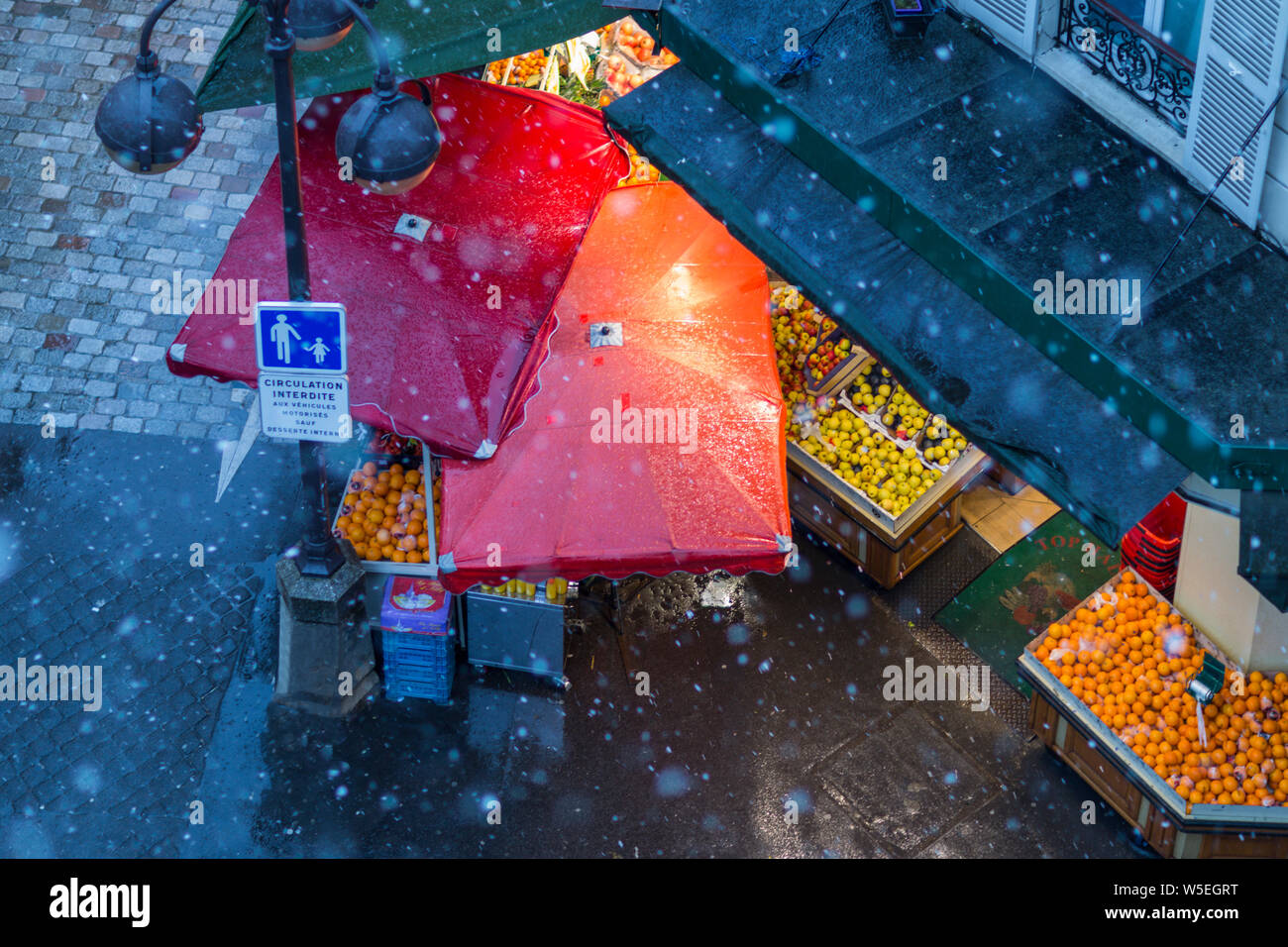 Ansicht von oben von Obst stehen auf der Rue Cler, schneit, Paris Frankreich Stockfoto