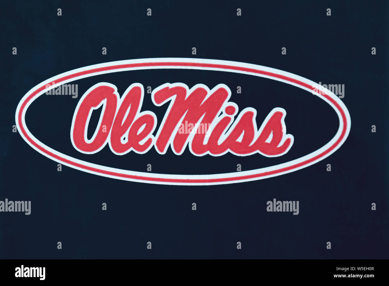 Die Nahaufnahme des Logos auf dem Campus ist eines von vielen ähnlichen Logos für Ole Miss oder die University of Mississippi in Oxford Stockfoto