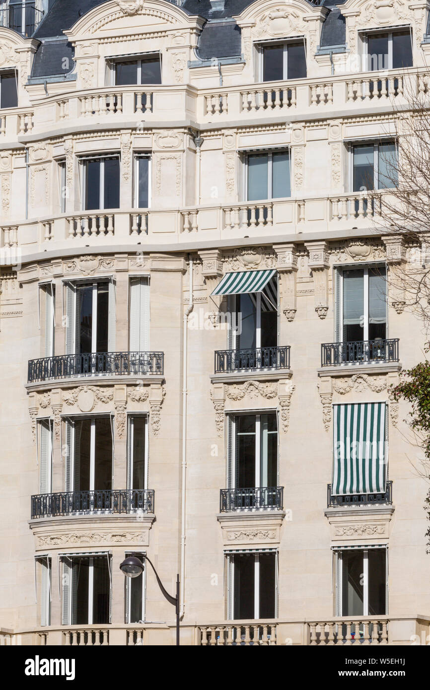 Elegante Haussmann Gebäude Fassade in Paris, Frankreich Stockfoto
