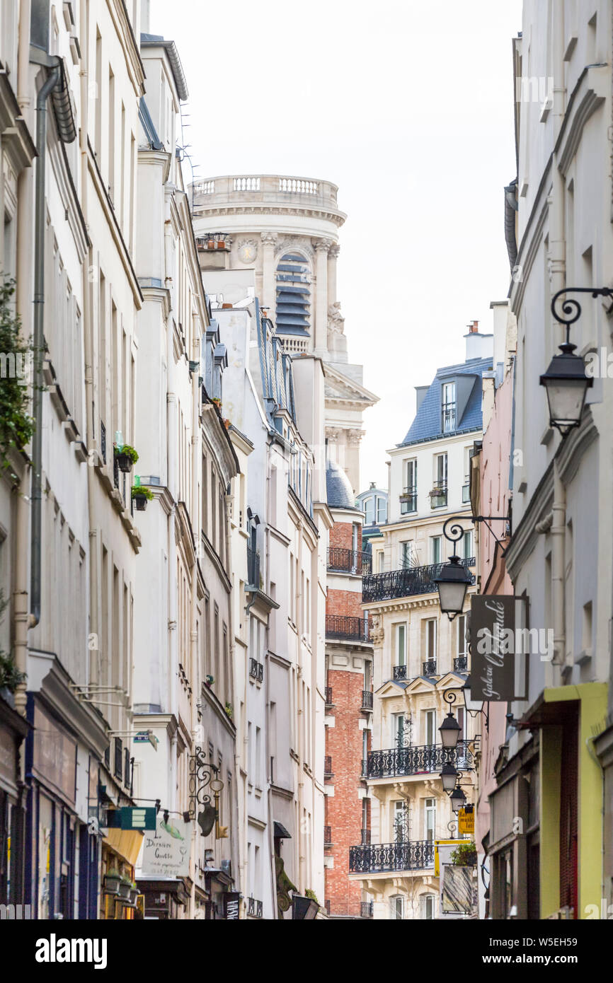 Straße in Saint Germain, Paris mit Gebäuden und Zeichen Stockfoto