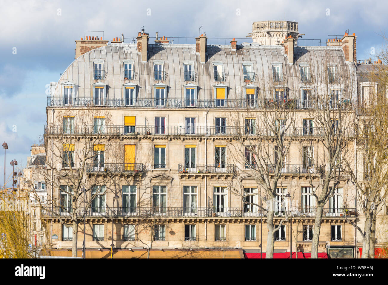 Haussmann Stil Apartment Gebäude an der Seine, Paris Stockfoto