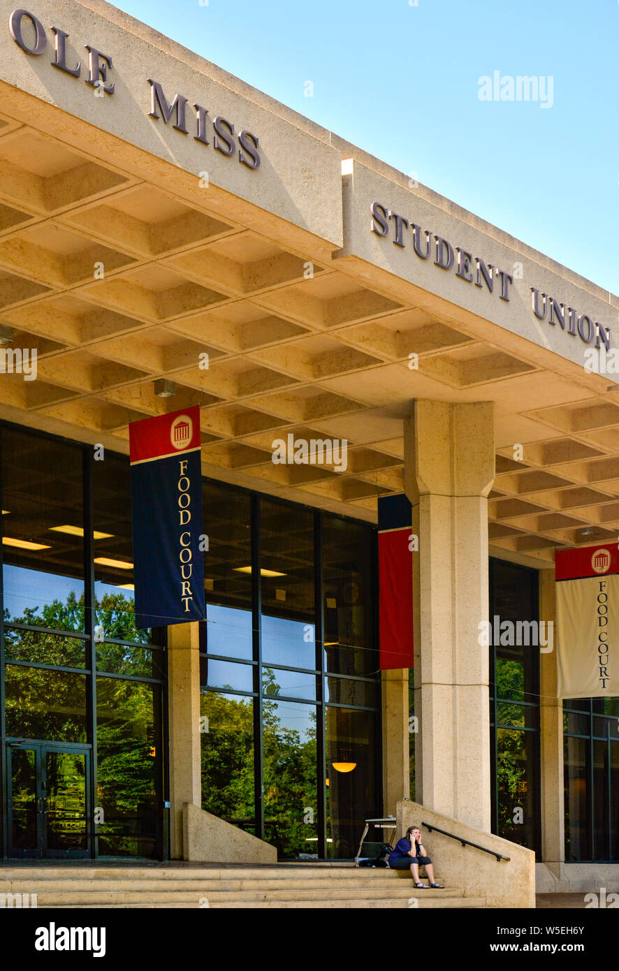 Studentin sitzt auf der Treppe Gespräch am Handy vor der Ole Fräulein Student Union, Universität von Mississippi, Oxford, MS Stockfoto