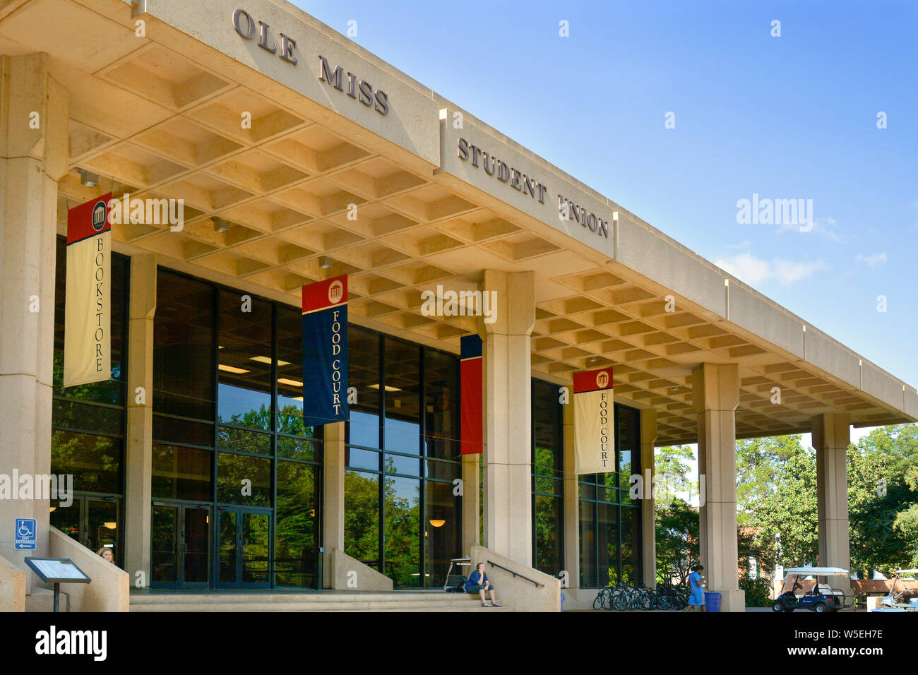 Studenten Fräsen um den vor der beeindruckenden Ole Fräulein Student Union, Universität von Mississippi, Oxford, MS Stockfoto