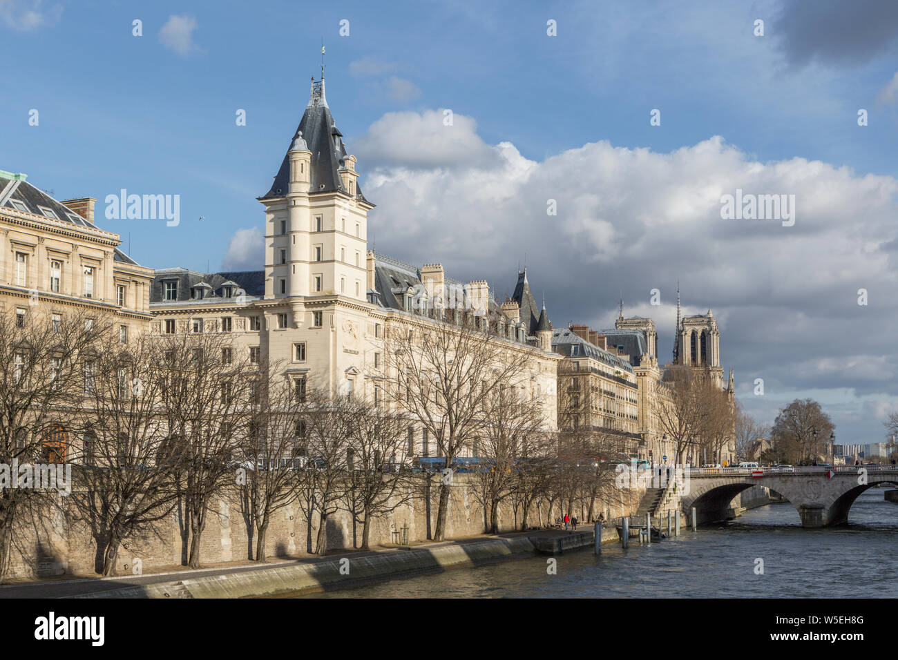 Das Palais de Justice de Paris auf der Ile de la Cite, sunlit gegen einen dunklen Himmel Stockfoto