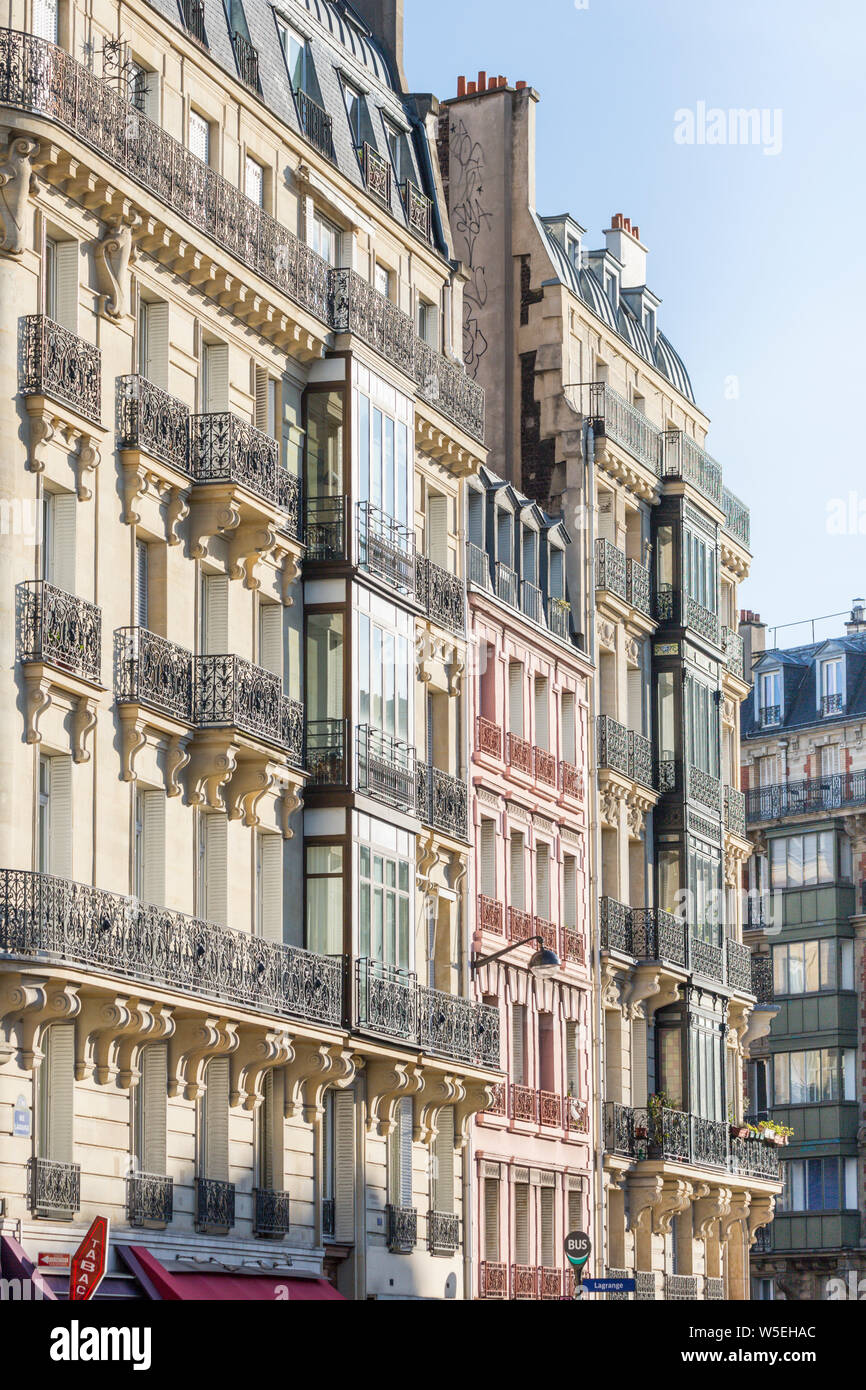 Apartment Gebäude in der Rue Lagrange auf dem linken Ufer im Sonnenschein, Paris, Frankreich Stockfoto